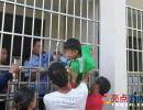 6歲小孩翻窗被卡動彈不得 安龍民警緊急救助